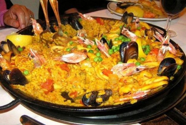 Pranzo a base di PAELLA VALENCIANA