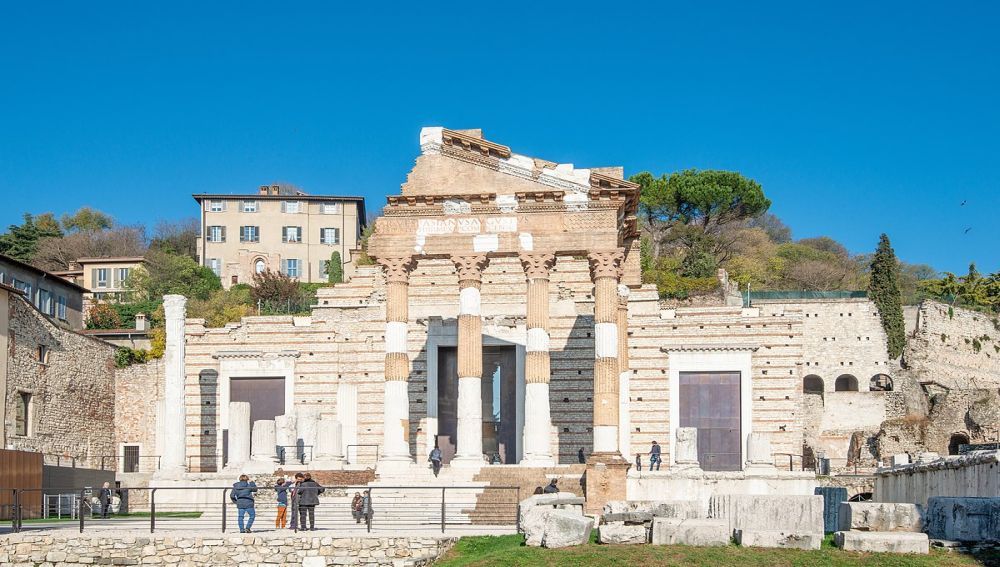 Tempio_Capitolino_Piazza_del_Foro_visitatori_Brescia.jpg